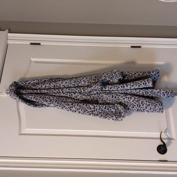 VS - Short grey leopard print fuzzy robe - Picture 1 of 6